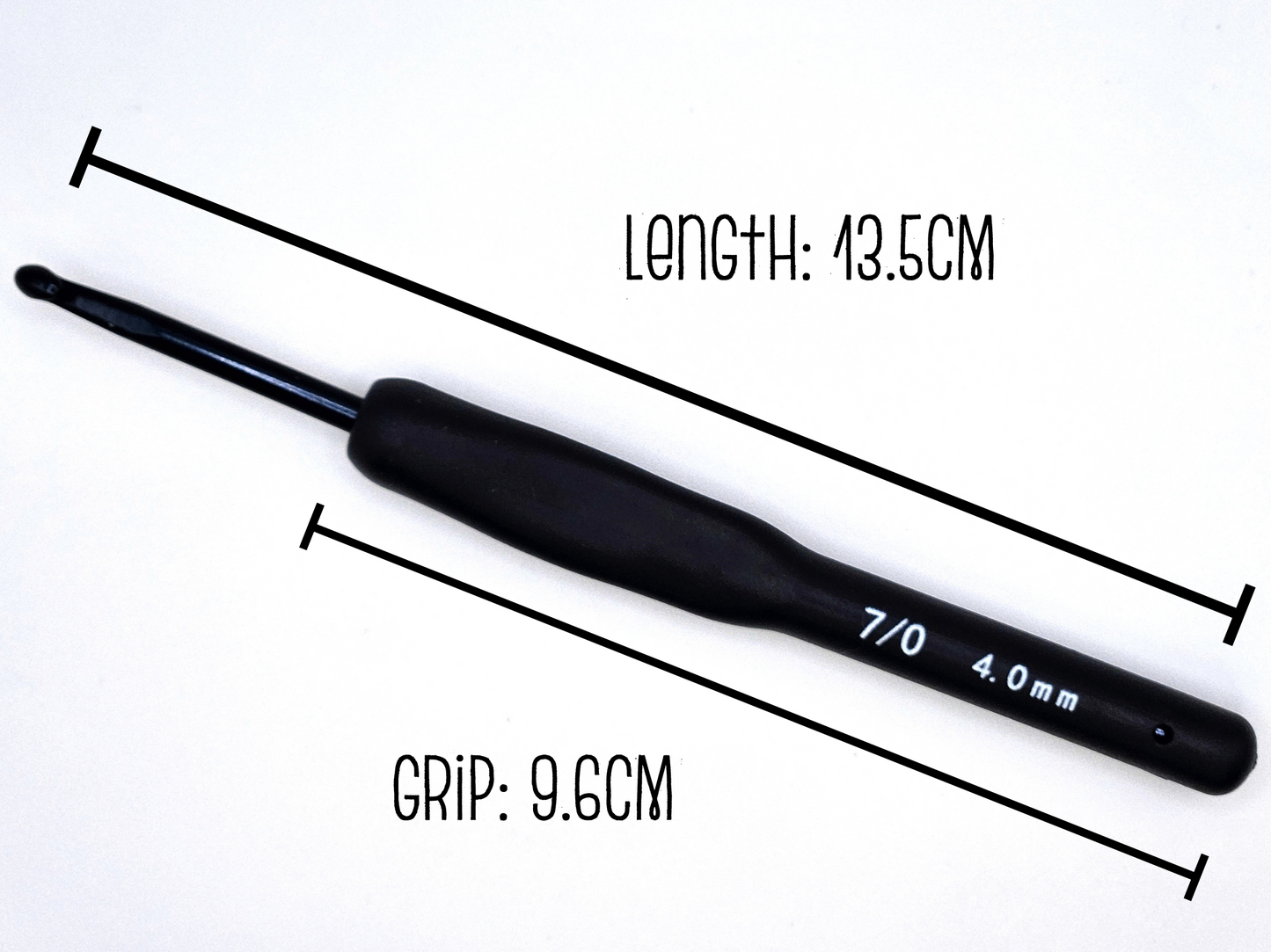 Soft grip ergonomic crochet hook in size 4.0mm with black rubberised handle, displayed against a white background with dimensions labeled: length 13.5cm and grip 9.6cm.