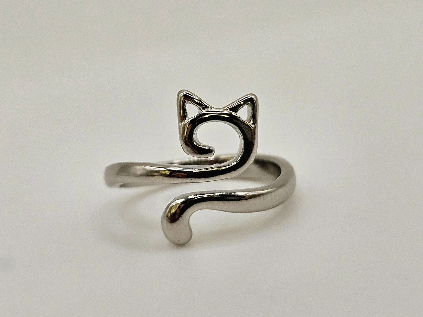 Silver cat-shaped crochet tension ring displayed on a plain white background, highlighting its sleek and minimalist design.